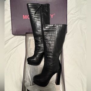 Platform black boots with zipperr & box
